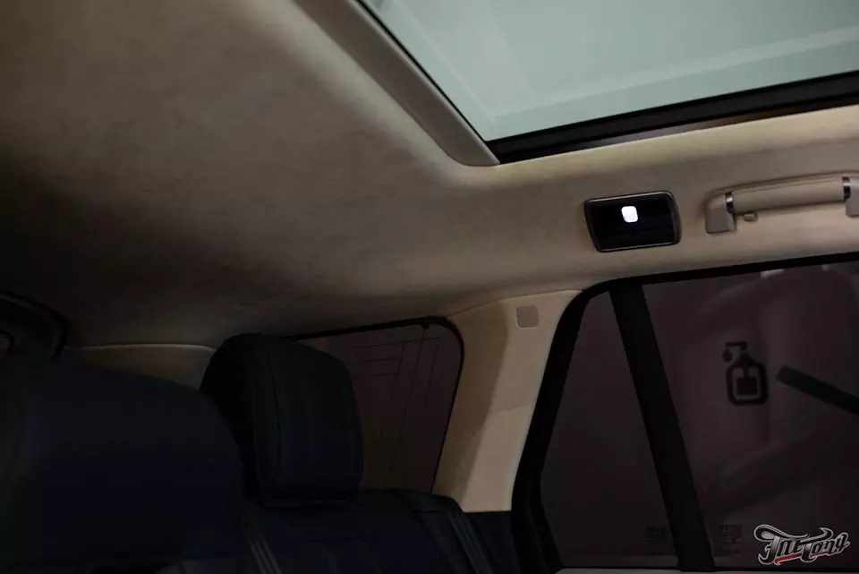 Range Rover. Перетяжка потолка из ткани в алькантару бежевого цвета.